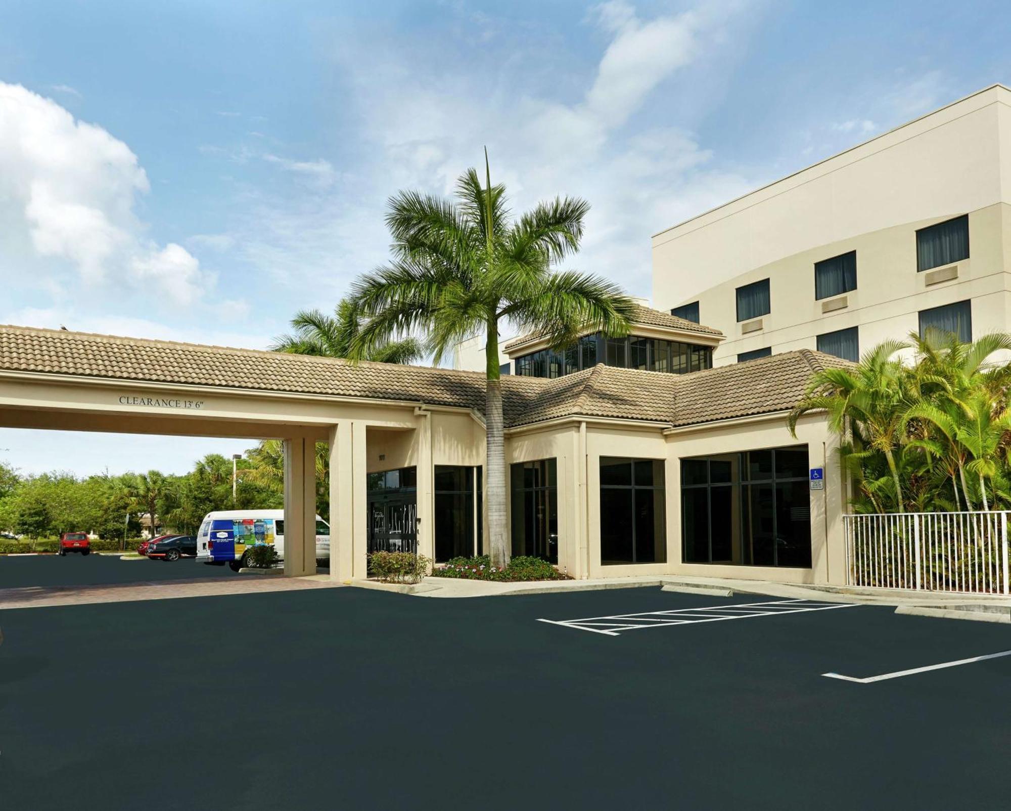 Hilton Garden Inn West Palm Beach Airport Exterior photo
